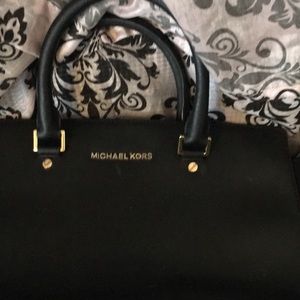 Michael Kors Pretty Black and Gold USEDDD